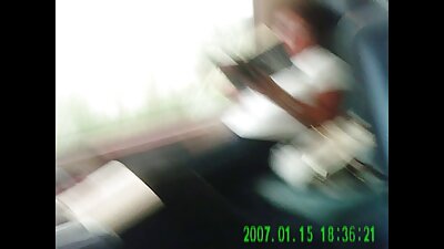 جاپانی ڈولفیس ایمیکو شینوڈا دھوپ کے شیشے کے ساتھ ایک جھٹکا دیتا ہے۔