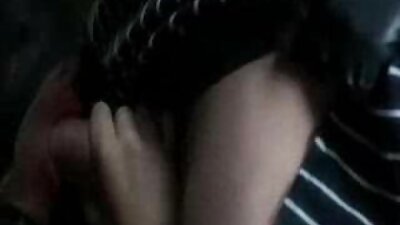 مضبوط چھاتی کے ساتھ سنہرے بالوں والی ایک ڈک اور ایک ڈلڈو ہو رہی ہے اس کی گانڈ میں