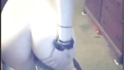 ایک brunette چوما ہو رہی ہے اور پول کے پاس ایک بوڑھے دوست کی طرف سے fucked