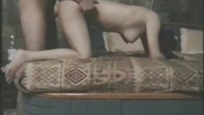 ایک پانڈا سوٹ میں ایک لڑکا اپنے ڈک کے ساتھ ایک شہوانی ، شہوت انگیز brunette ramming ہے