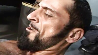 گھوبگھرالی بالوں والی ایک سنہری صوفے پر اپنے ساتھی کے ساتھ مذاق کر رہی ہے۔