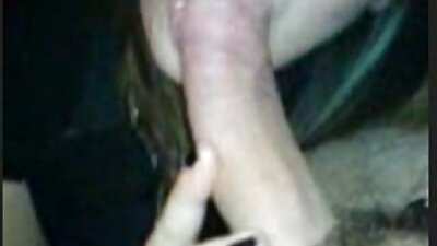 سنہرے بالوں والی بستر میں ایک ڈک چوس رہا ہے اور پھر وہ چدائی ہو رہی ہے