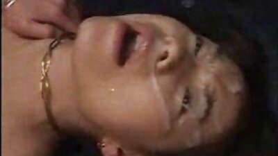 خوبصورت brunette کو جنسی تعلقات کے دوران فلمایا جانا پسند ہے۔